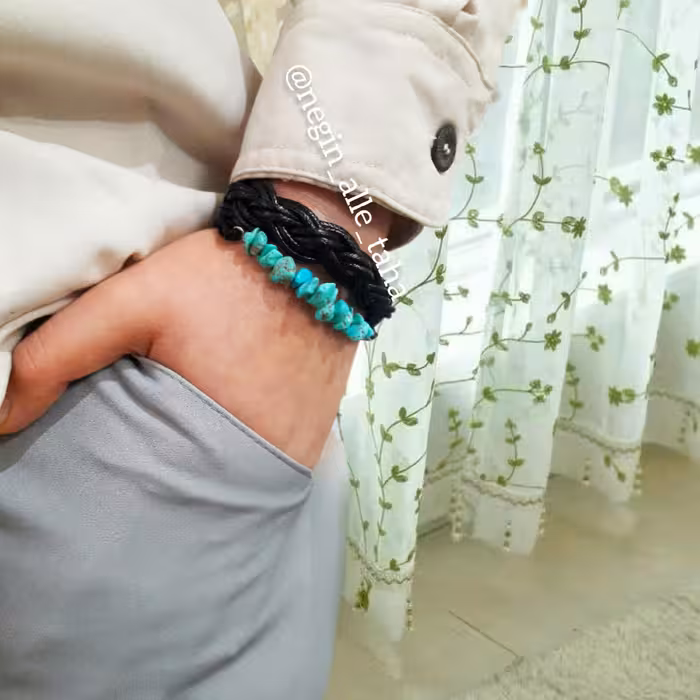 دستبند اسپرت سنگ طبیعی  هائولیت  رنگ فیروزه با بند حالت چرم  با اتصالات استیل  ( مردانه و زنانه )