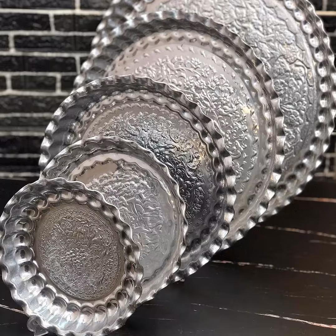 سرویس سینی طرح برجسته رنگ نقره ای جنس رویی  وزن کل سرویس1200گرم