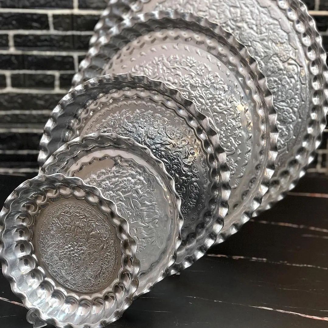 سرویس سینی طرح برجسته رنگ نقره ای جنس رویی وزن کل سرویس1200گرم