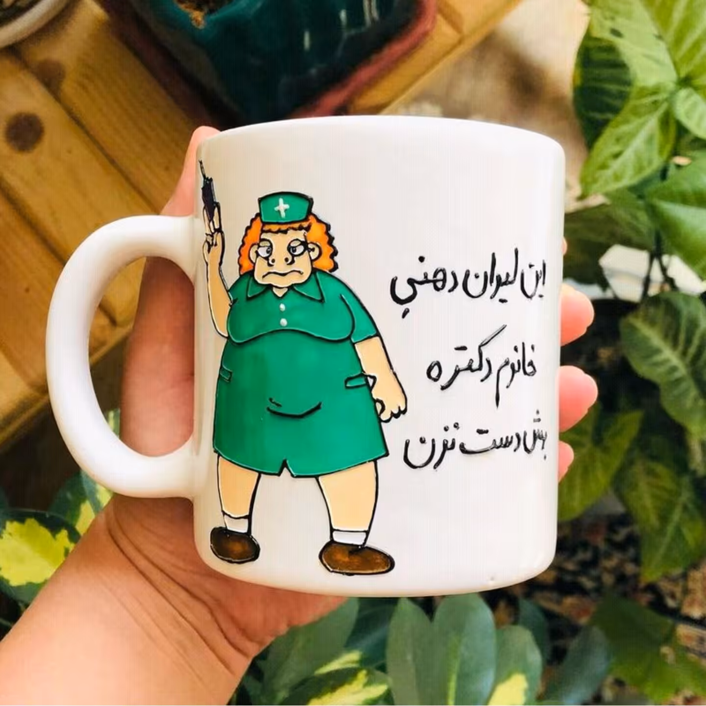 ماگ زیبا و دوست داشتنی مناسب هدیه دادن به خانم دکتر های عزیز و همیشه عصبانی