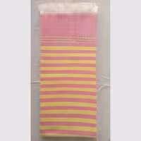 حوله دستباف دست و صورت راه راه صورتی با خطوط باریک زرد و حاشیه طلایی