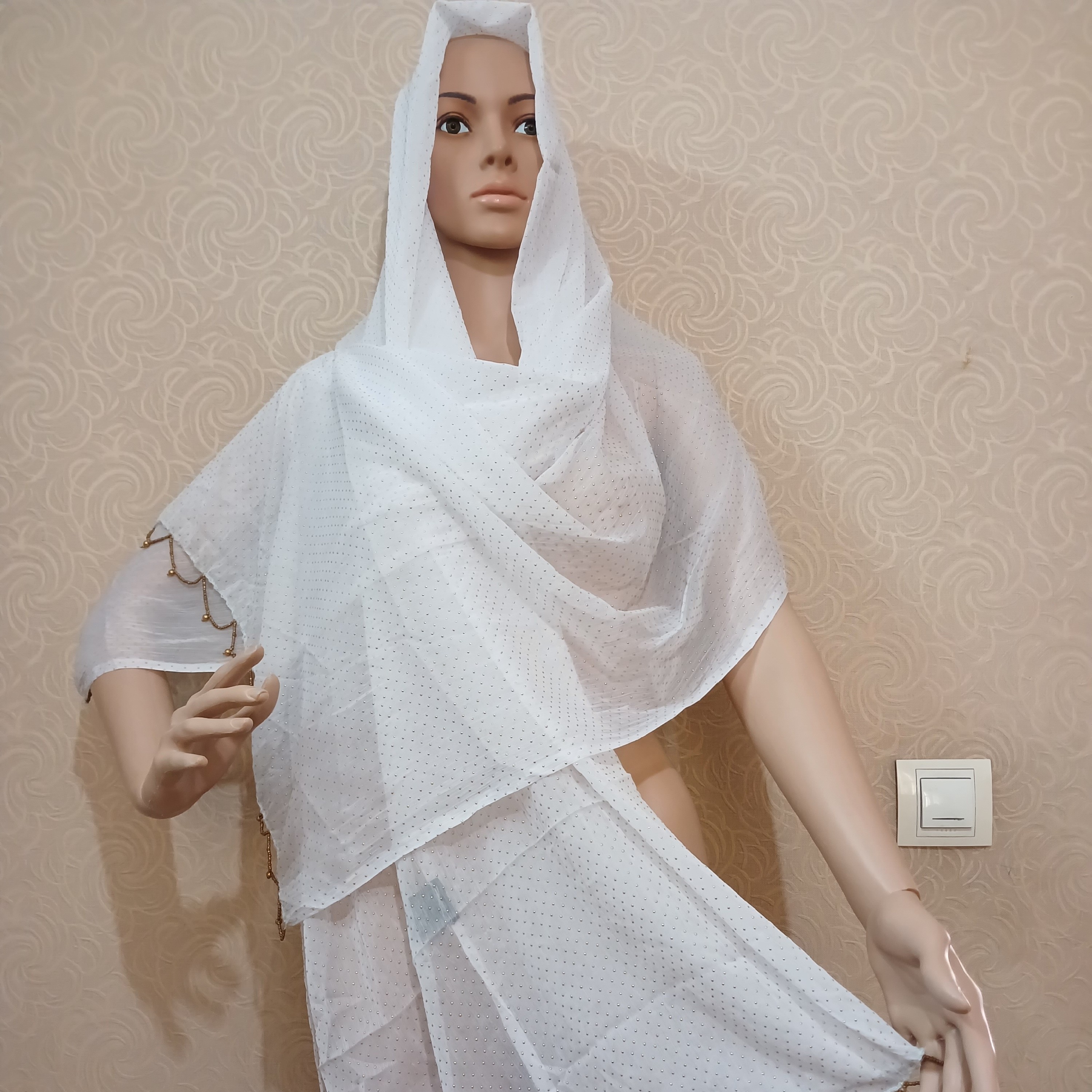 شال قواره دار سفید با حاشیه زنجیره دار و طلا کوب شده