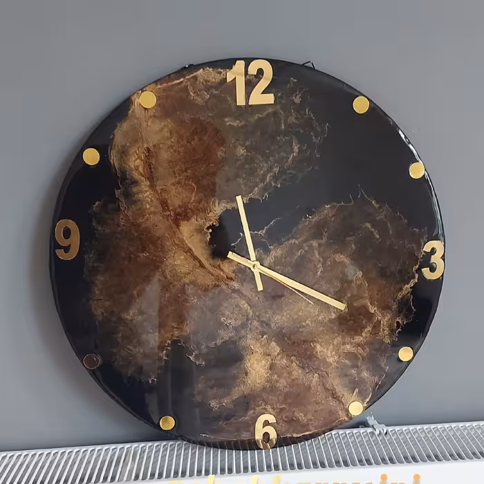 ساعت دیواری طرح اسپرت،ساده وشیک،ترکیب رنگ مشکی و طلایی،قطر60سانت،اعداد نشانگر و فارسی ،عقربه مولتی ساده،سفارشی ساز
