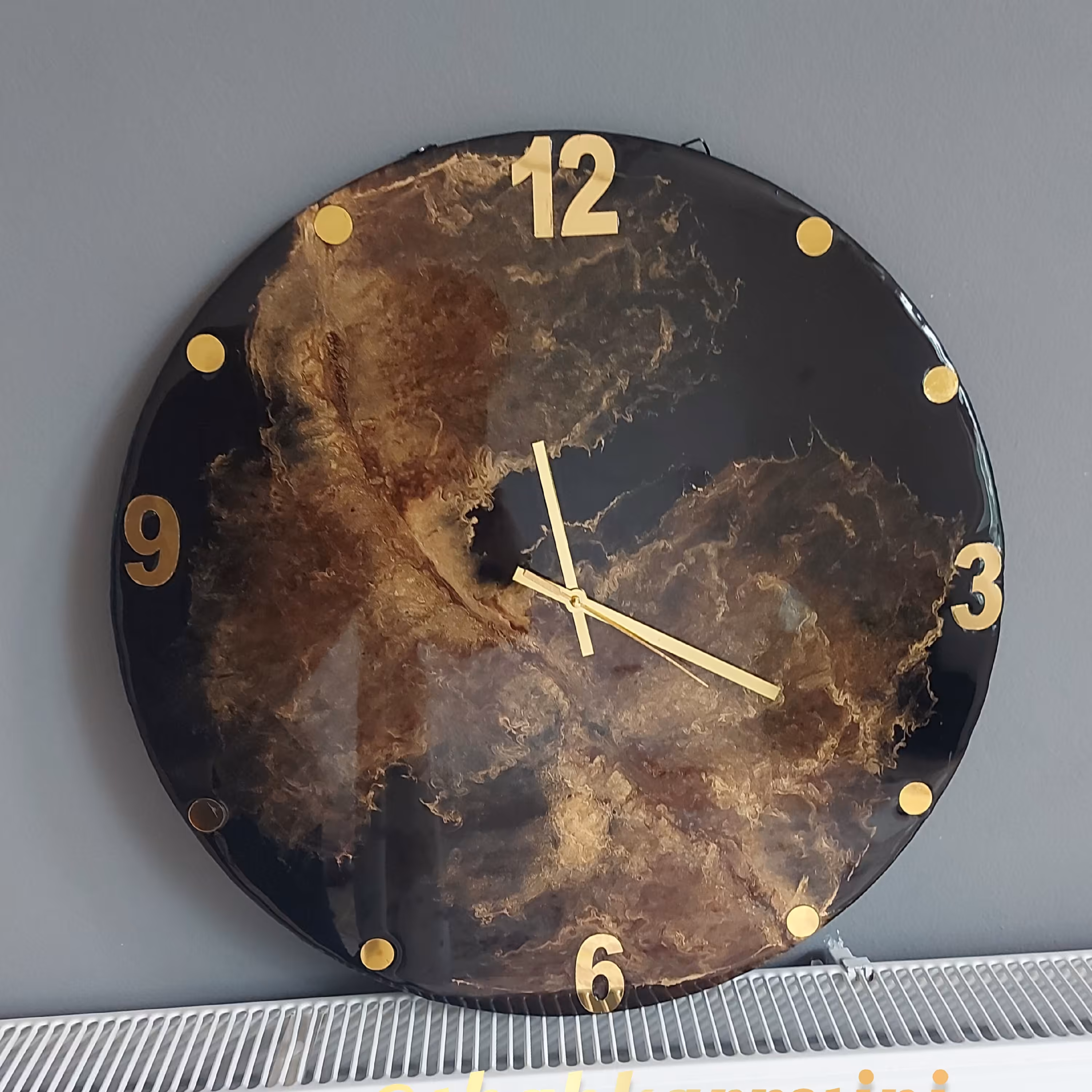 ساعت دیواری طرح اسپرت،ساده وشیک،ترکیب رنگ مشکی و طلایی،قطر60سانت،اعداد نشانگر و فارسی ،عقربه مولتی ساده،سفارشی ساز