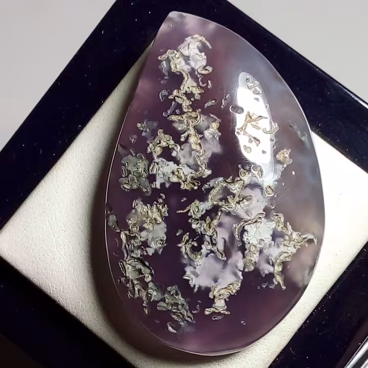 عقیق شجر بهاره ناب با زمینه سوسنی