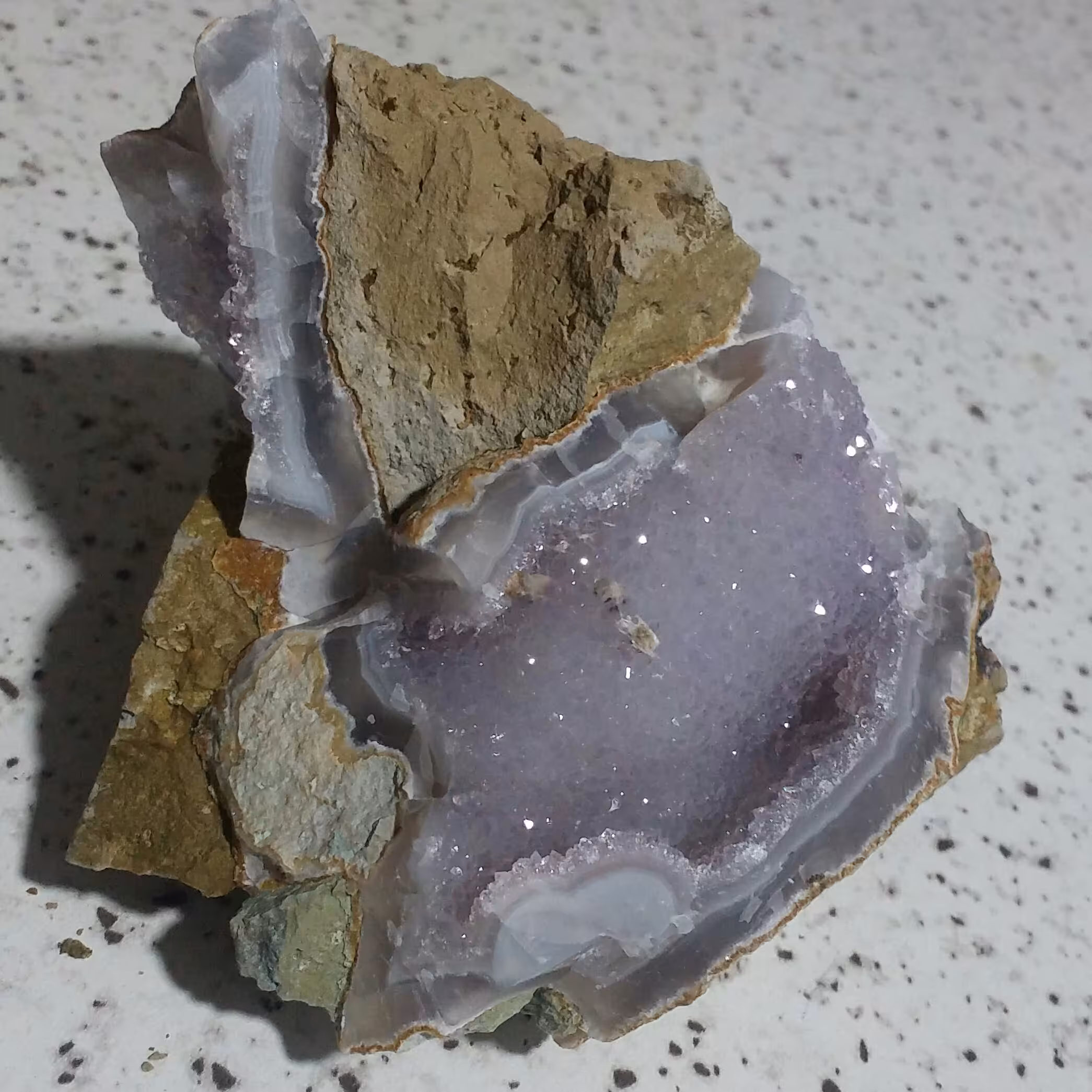 نمونه کلکسیونی سنگ راف غولپیکر  آمیتیس پر بلور  روی بستر خارق العاده بسیار زیبا دیدنی کاملا طبیعی شاهکار خلقت دیدنییی