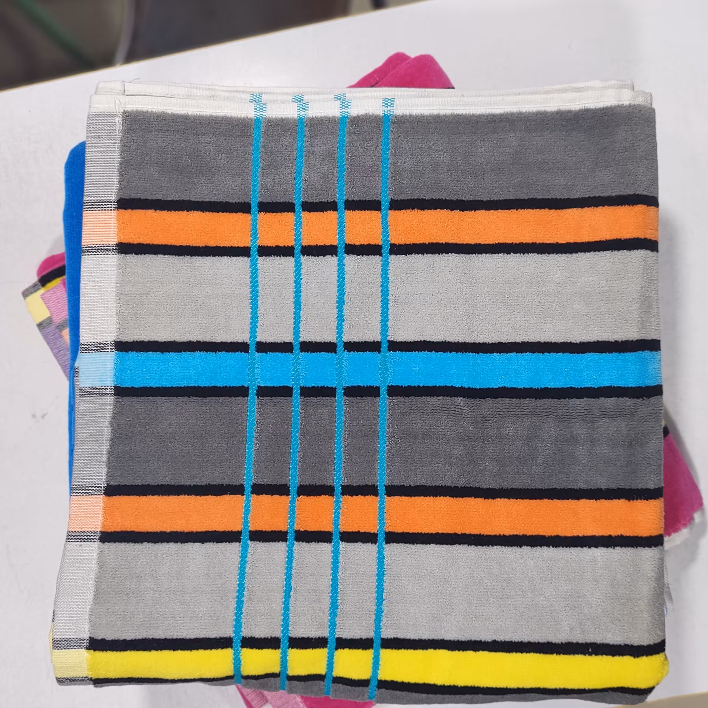 حوله سایز استخری ماندگار طرح راه راه در چهار رنگ متنوع و زیبا در غرفه حوله چی ایران