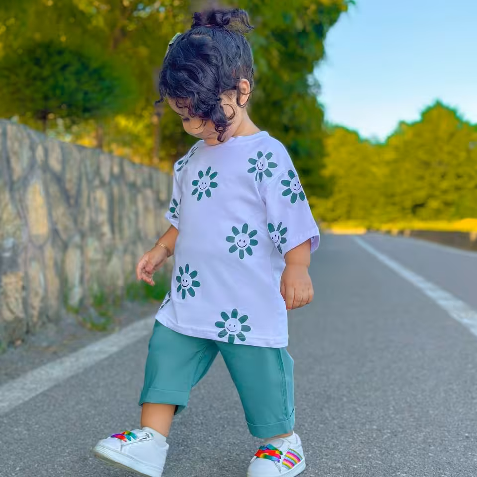 ست تیشرت شلوارک گل خندان مناسب 2 تا 12 سال جنس نخ پنبه 