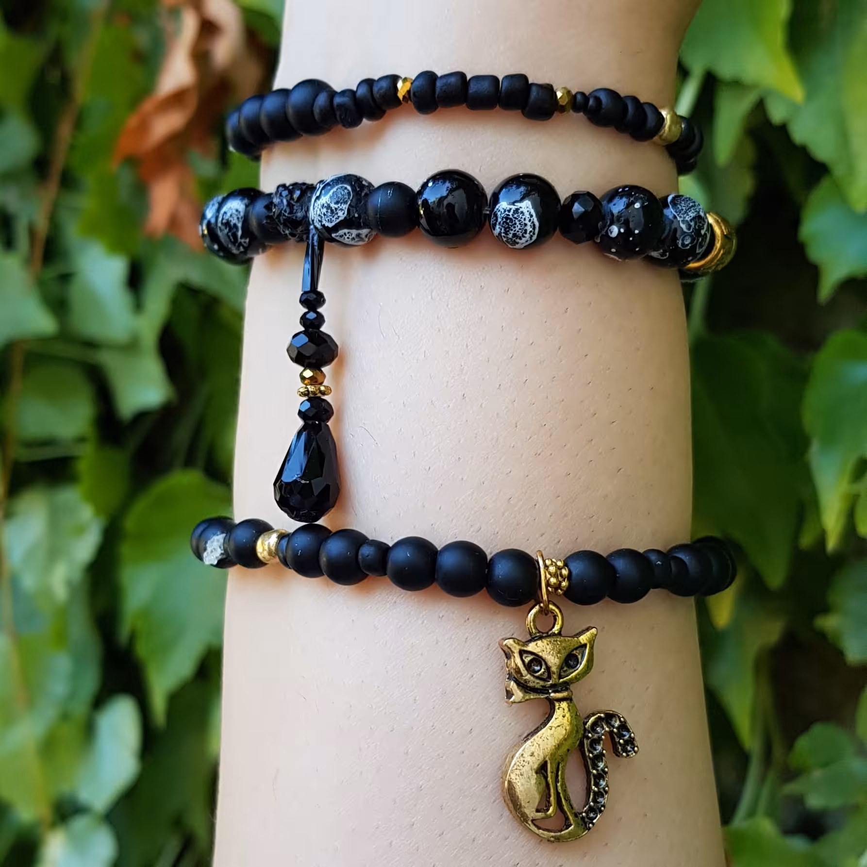 دستبند کشی مشکی طرح اسکلت و آویز (در صورت دلخواه سفارش دستبند گره کشویی هم میشه)