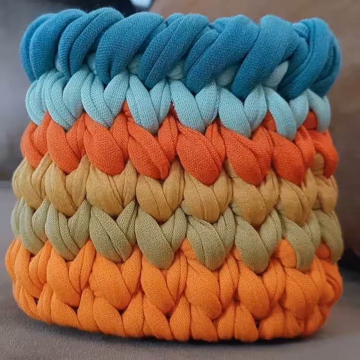 سبد تریکو بافته شده با نخ دیوا خوش رنگ کفی مثلثی