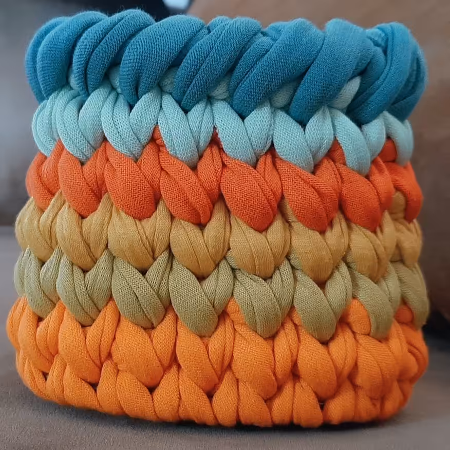 سبد تریکو بافته شده با نخ دیوا خوش رنگ کفی مثلثی