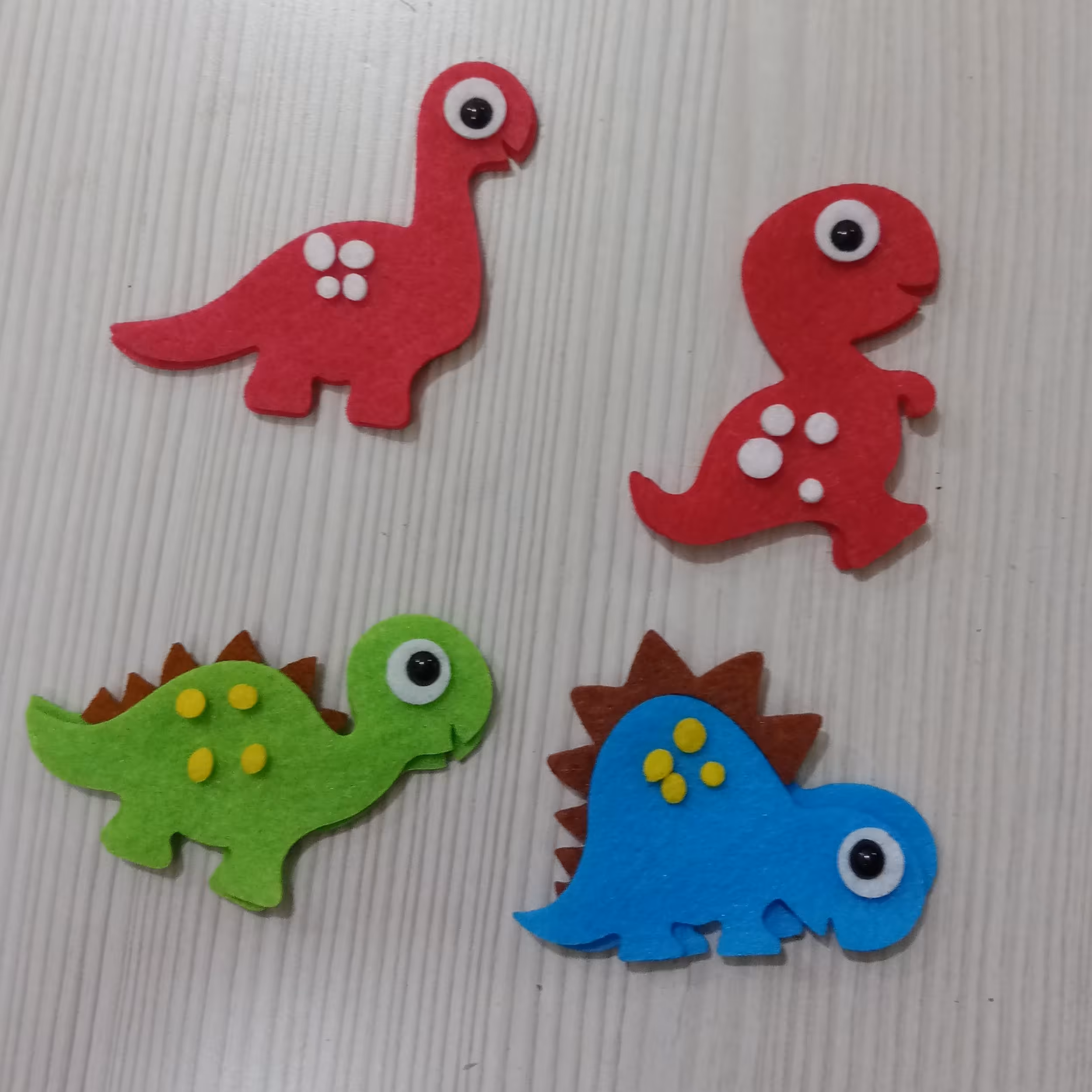 دایناسور نمدی دولایه اندازه 6 تا 7 سانت بسته 4 عددی در طرح های مختلف ( چسبیده نشده) 