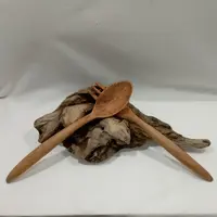 قاشق و چنگال چوبی زیبا مخصوص غذا خوردن با رنگ طبیعی چوب دست ساز