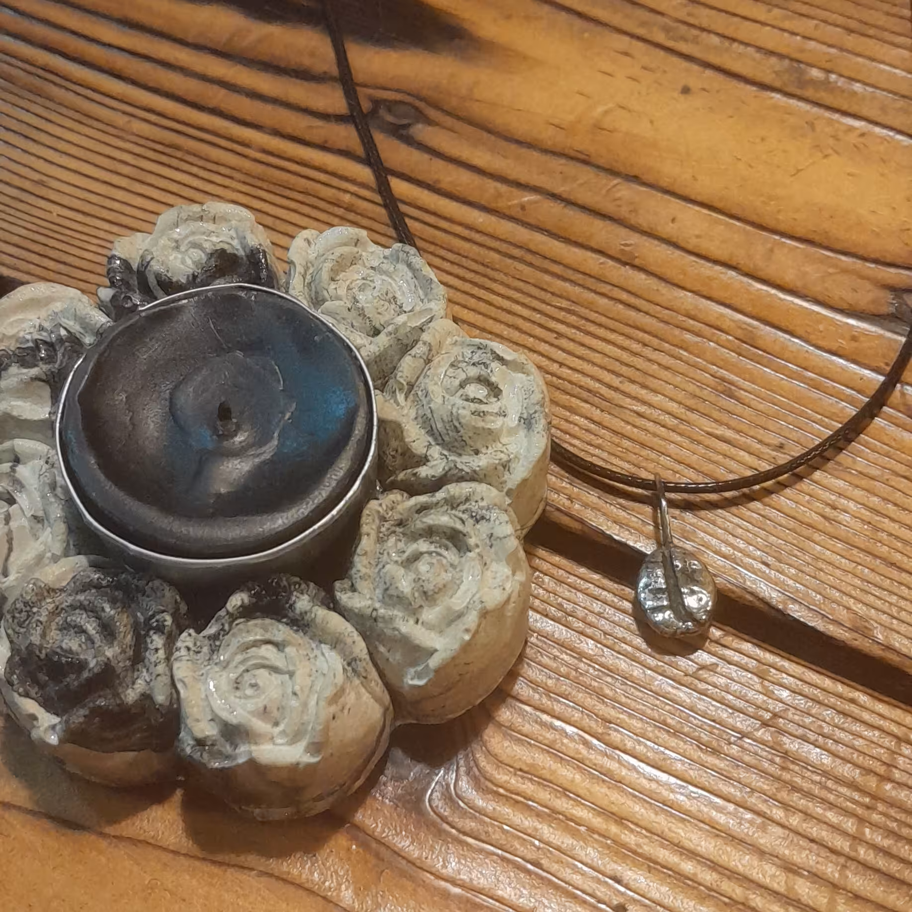 گردنبند نقره دانه قهوه ،بند چرمی،وزن تقریبی بین 4 تا 5 گرم ،دست ساز