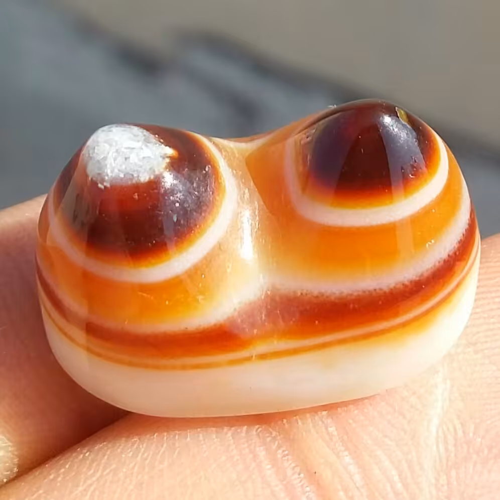 نگین عقیق باباقوری دو کوهان چند پوست بسیار خوش رنگ و طرح کد 12062