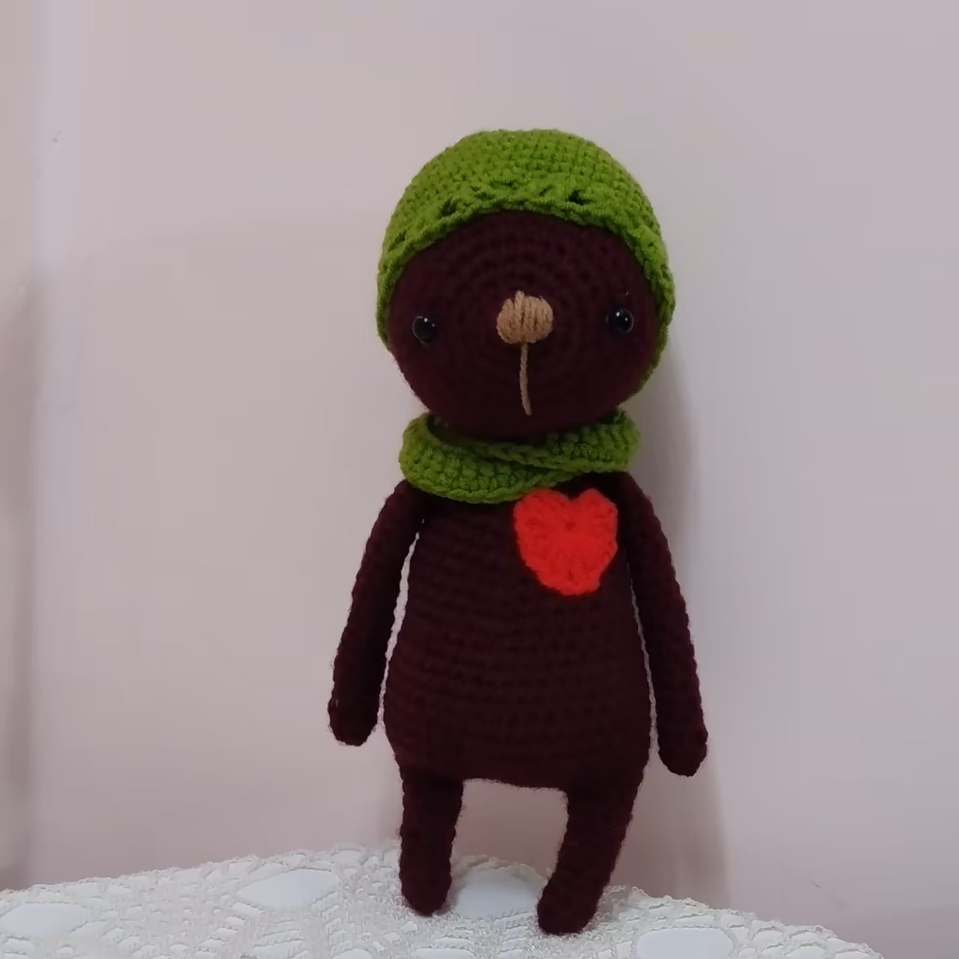 عروسک بافتنی گربه، رنگ زرشکی، سایز حدود 22 سانت، قابل شستشو