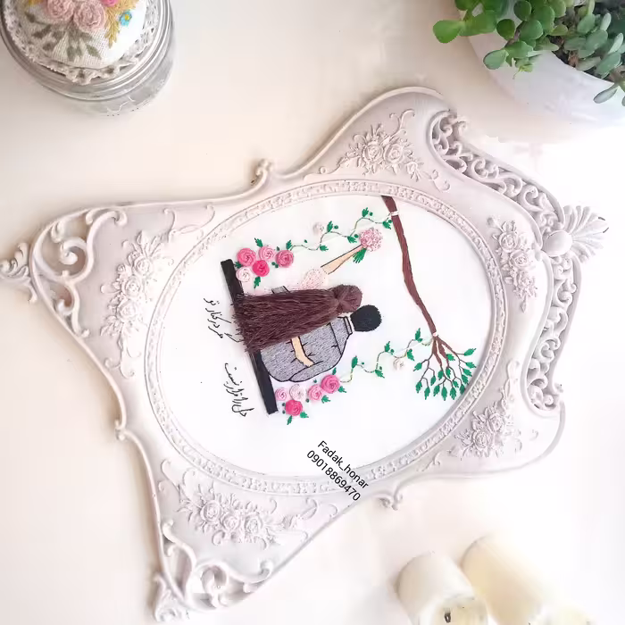 دیوار کوب  گلدوزی طرح مونس(قاب پلی استر)