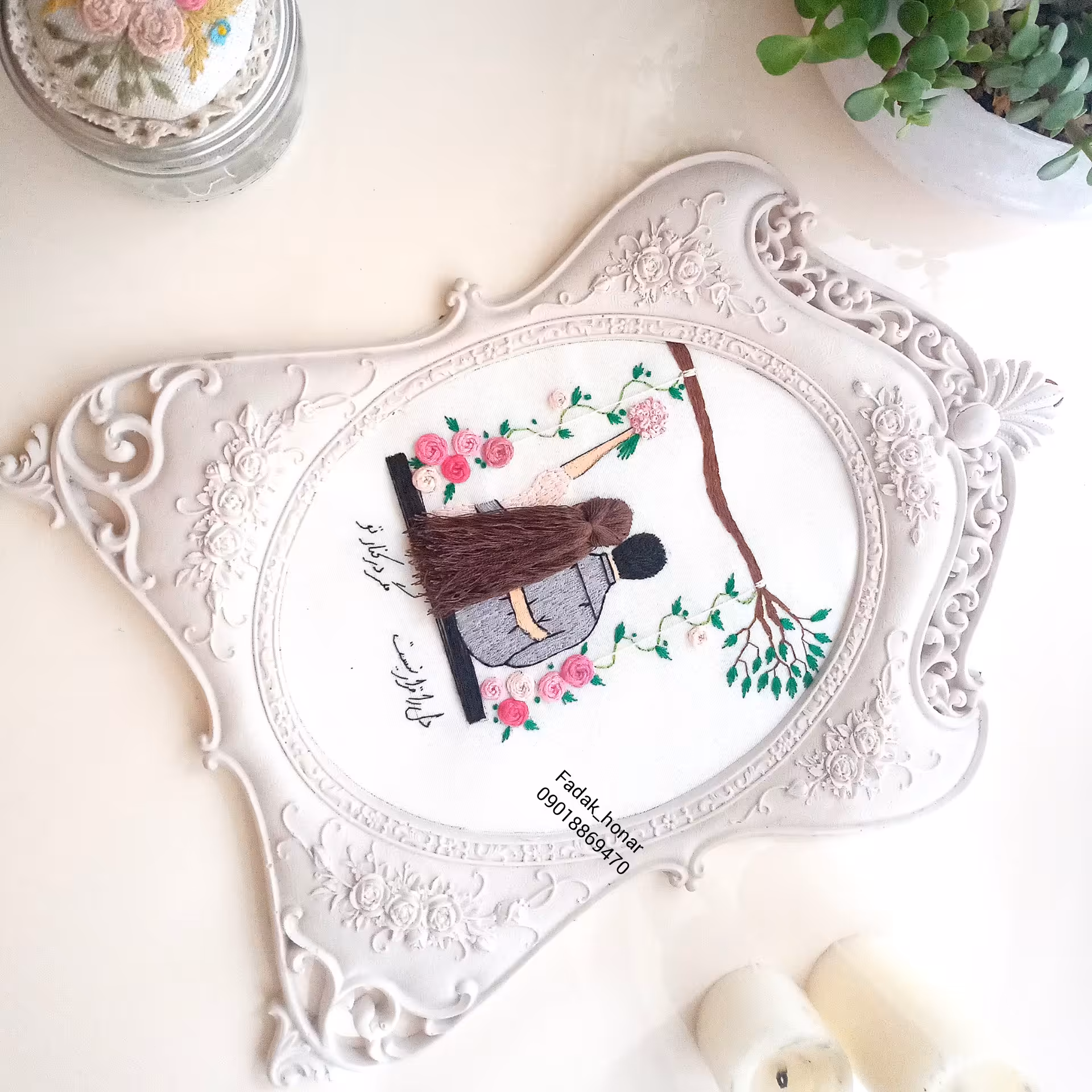دیوار کوب  گلدوزی طرح مونس(قاب پلی استر)