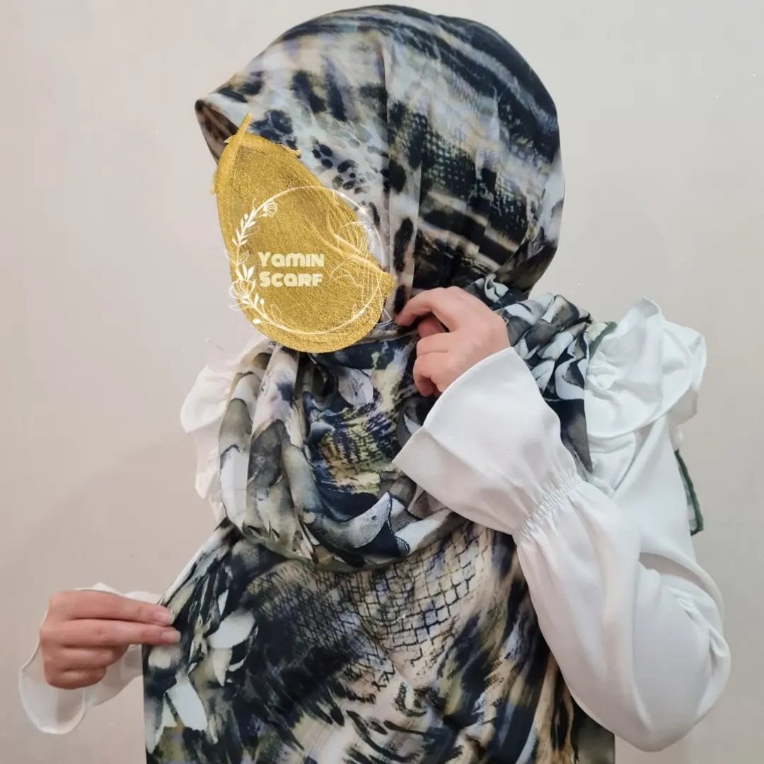 روسری نخی جناقی قواره 140 دور دست دوز مشکی طوسی سفید( دور سبز)