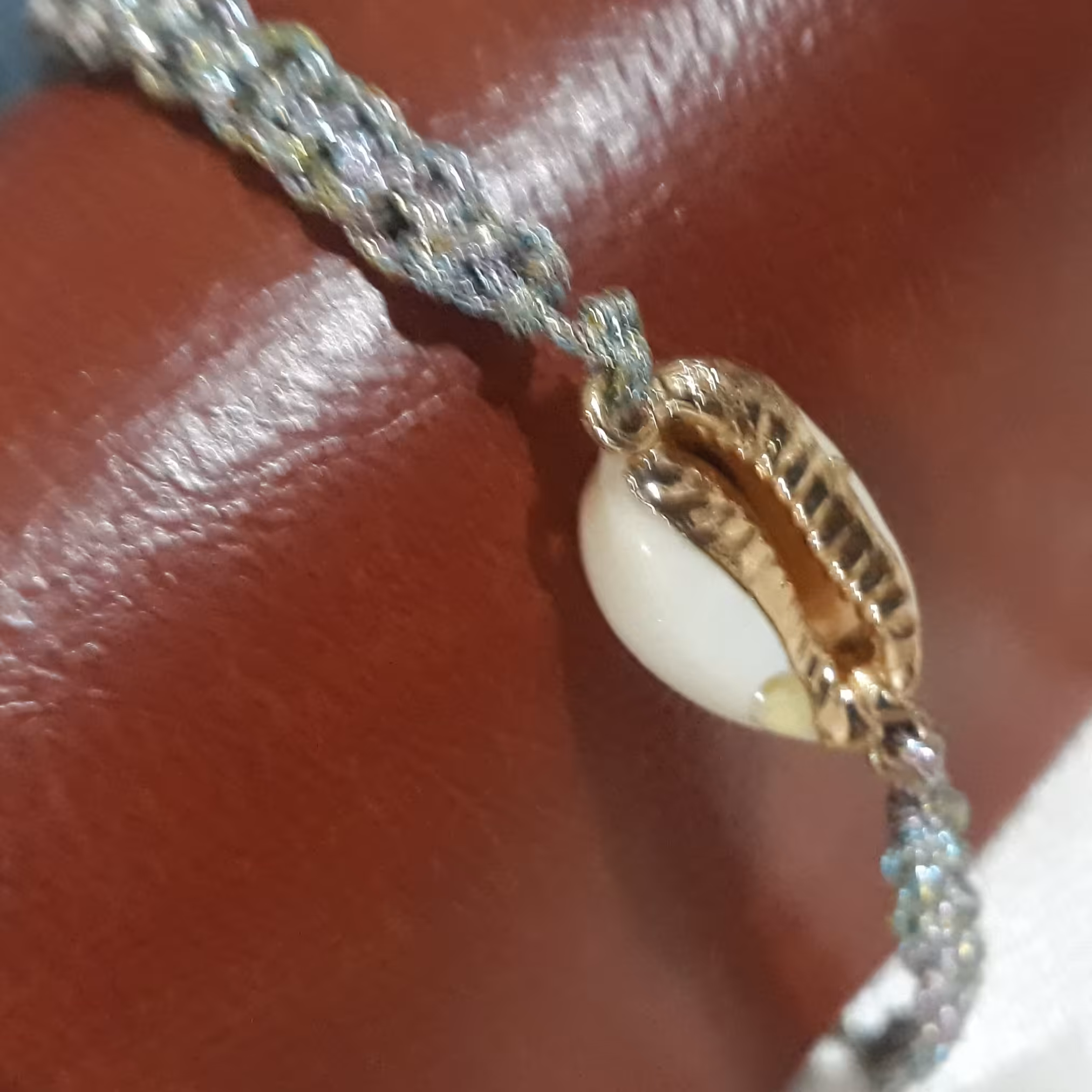 دستبند صدف لبه طلایی 