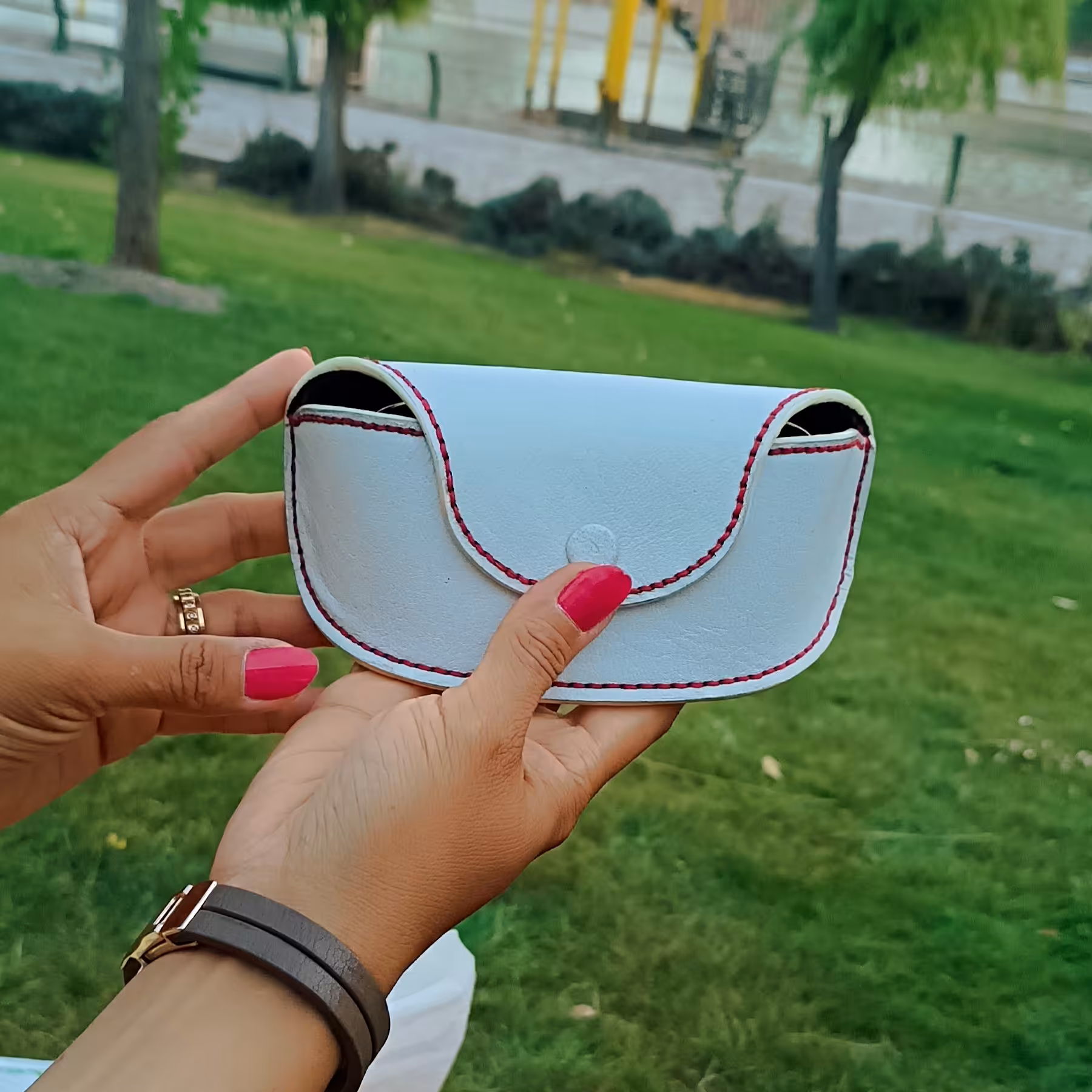 قاب چرم طبیعی گاوی عینک محافظ مناسب برای جلوگیری از ضربه 