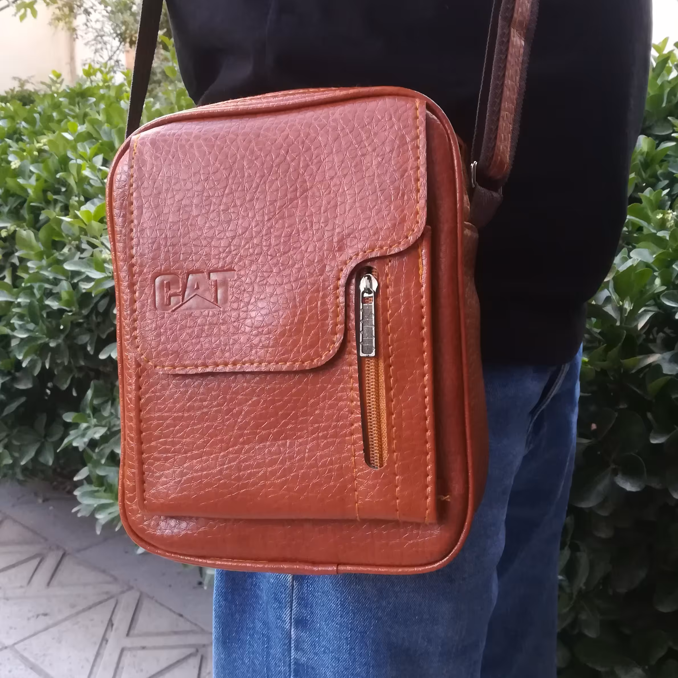 کیف مردانه دوشی و دستی دارای بند بلند رو دوشی بسیار زیبا و باکیفیت و جادار دارای 3 زیپ و یک جیب دارای جای موبایل 