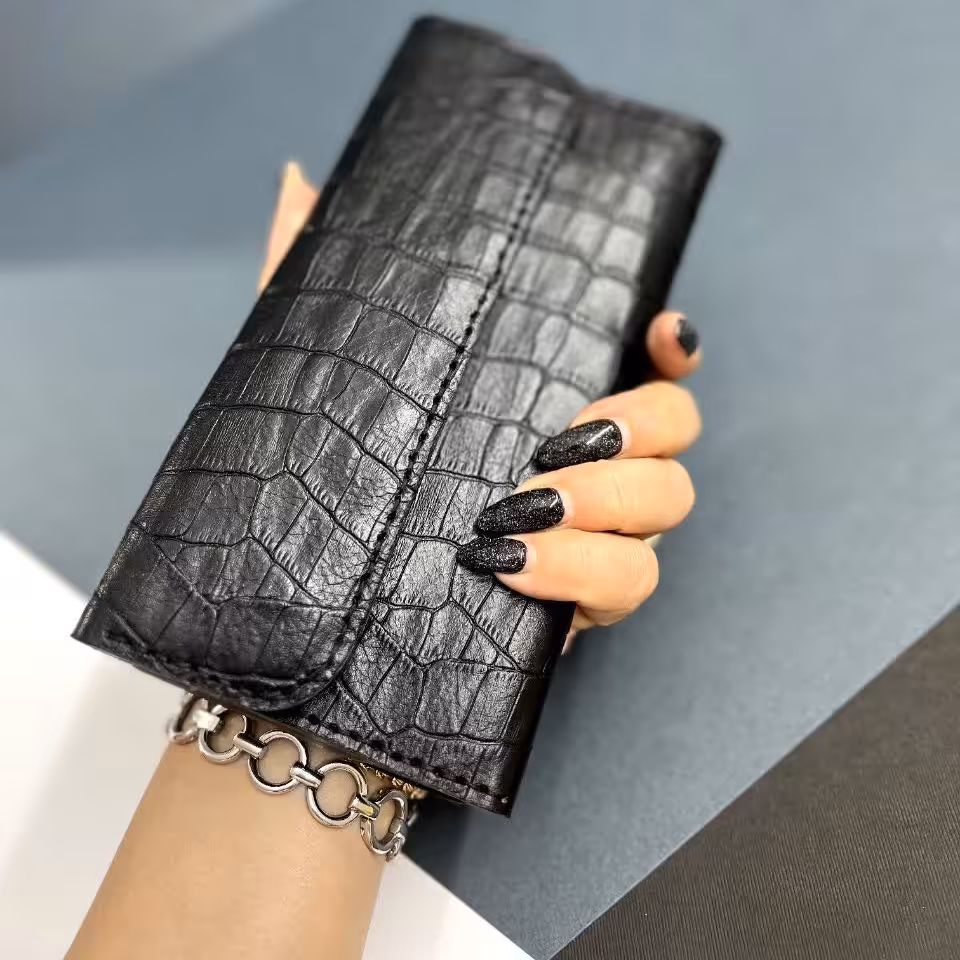 کیف پول کروکودیل چرم طبیعی 
نو ع چرم چرم گاوی طرح کروکودیلی گاوی

 

