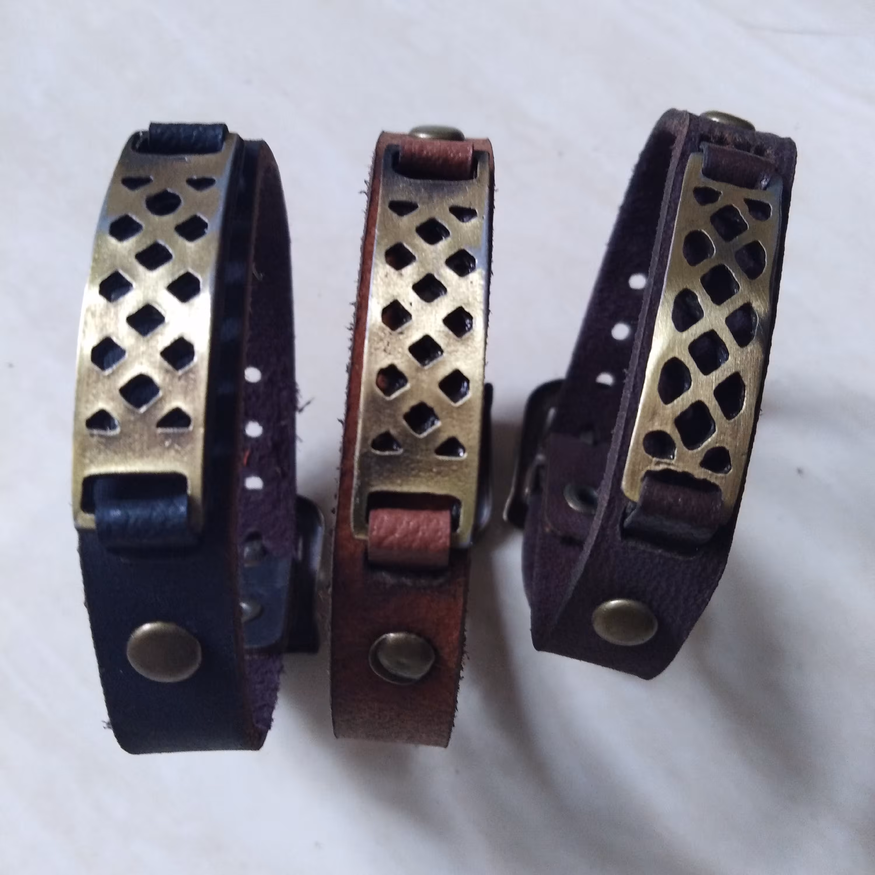 دستبند چرم طبیعی با یراق رنگ ثابت