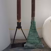 علف زن دستی با دسته چوبی