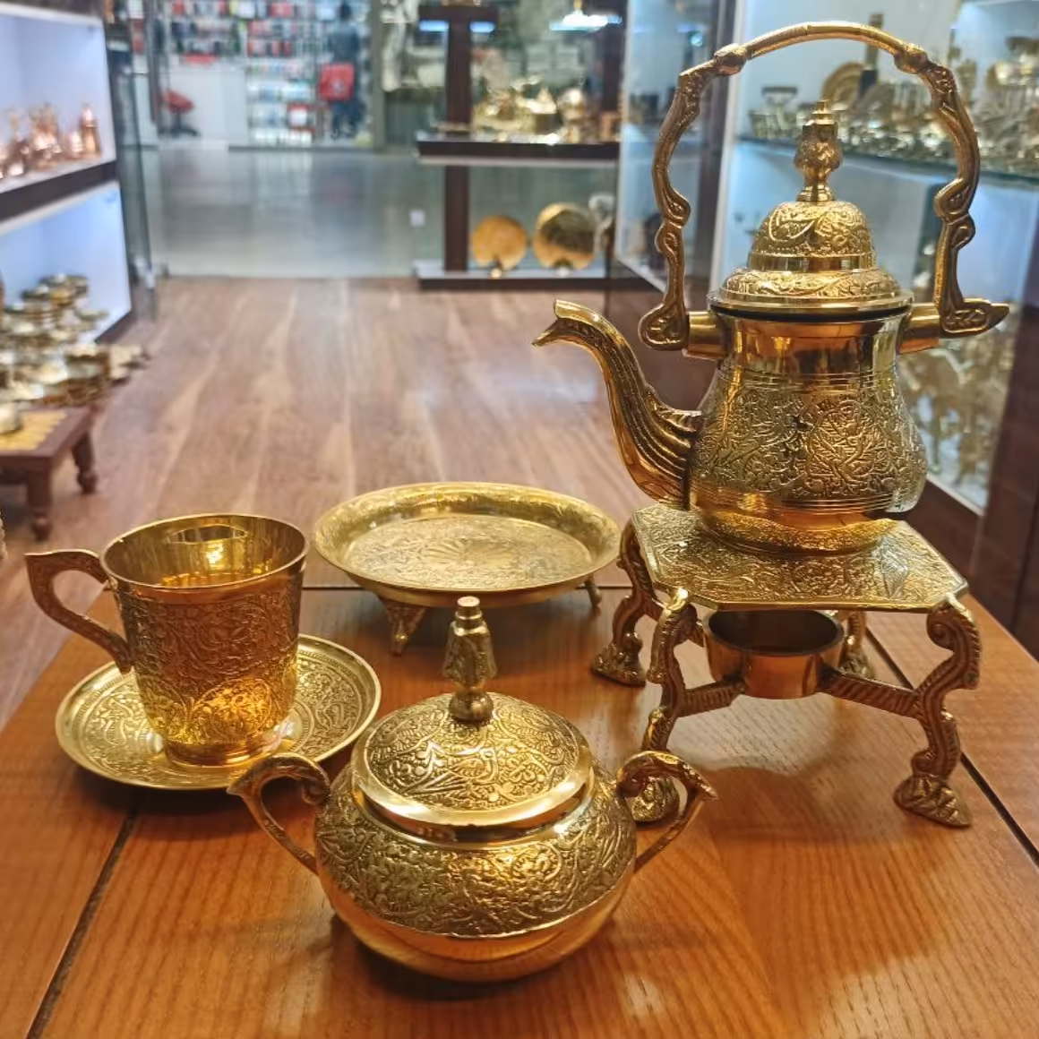 ست قوری دمنوش خوری وارمری برنجی 4تیکه  شامل قوری الکلی ظرف اردو خوری سه پایه یک عدد فنجان و نعلبکی سایز بزرگ قندان برنجی