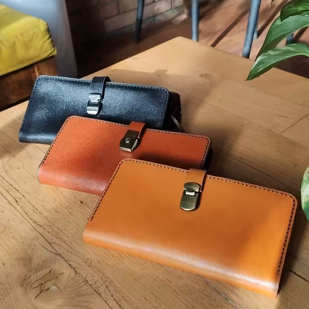 کیف پول دستدوز با چرم طبیعی گاوی