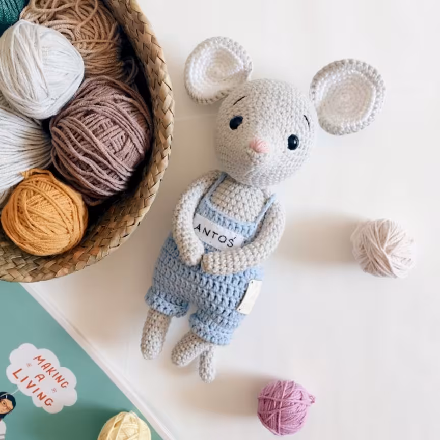 عروسک دستبافت موش کوچولو با قد تقریبی 20 سانت و قابل سفارش در رنگبندی دلخواه شما 