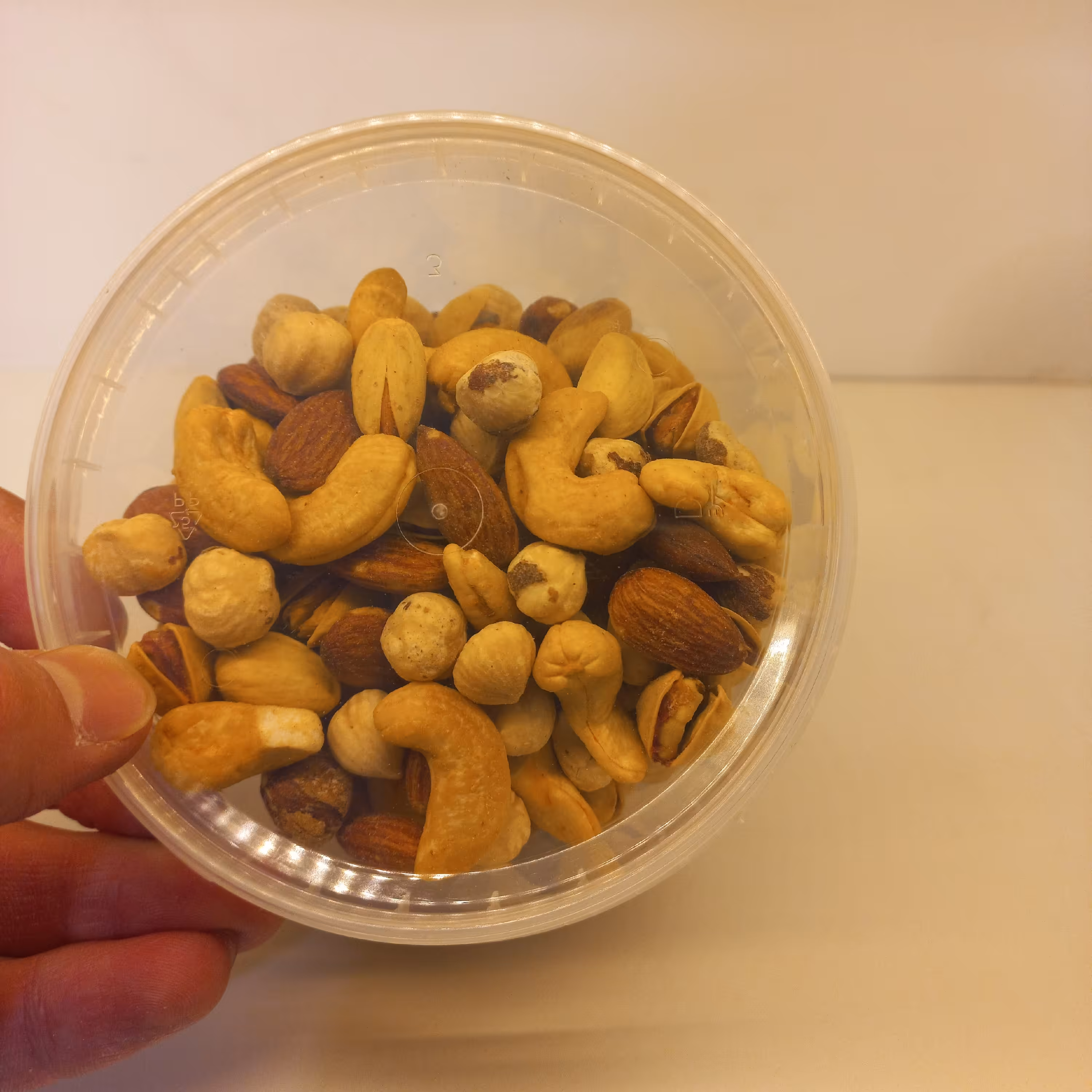 آجیل مخلوط 4مغز پسته احمدآقایی بادام هندی زعفرانی فندق بادام درختی