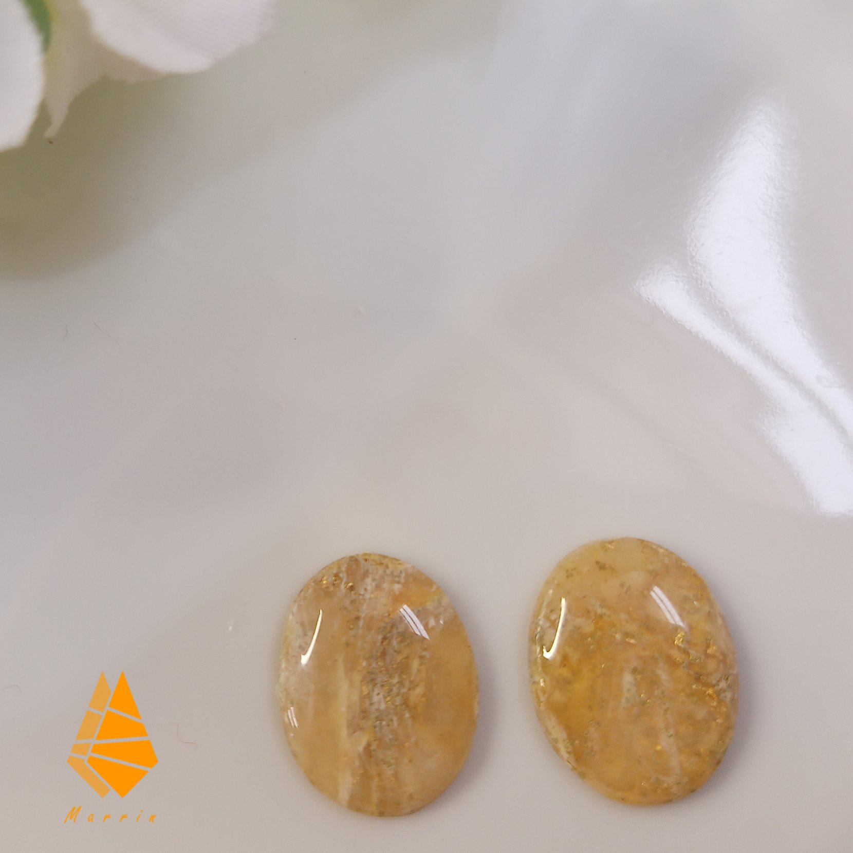 گوشواره مرّین، نگین بیضی کوچک، سفیدگلبه‌ای، دستساز پلیمری و رزین