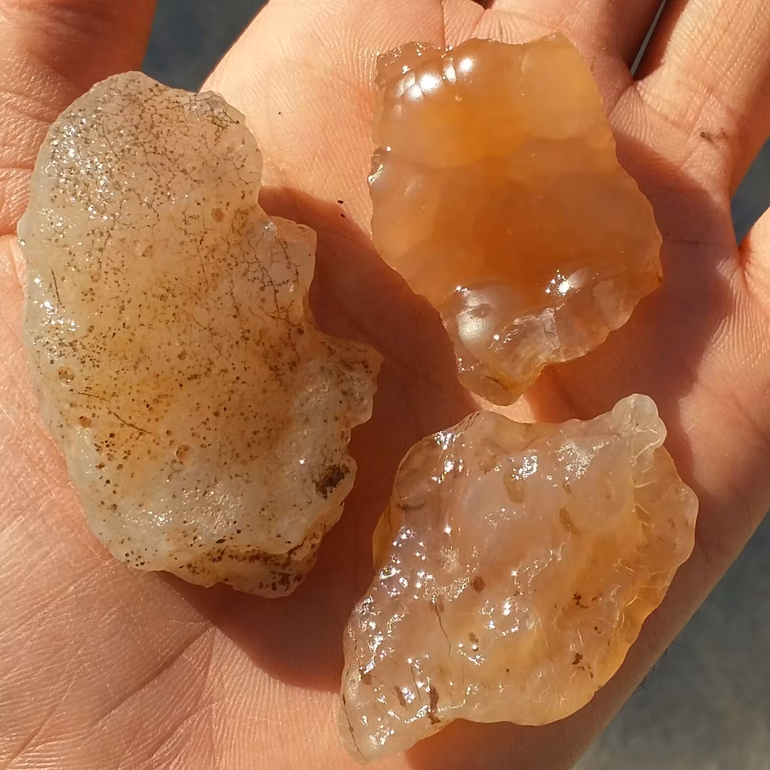 مجموعه 3 عددی سنگ راف خام عقیق عسلی و رنگی برش نخورده 100 در 100 طبیعی شاهکار خلقت
با قابلیت ساخت چند نگین بینظیر 