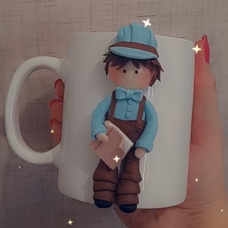 ماگ پسرانه کتاب به دست