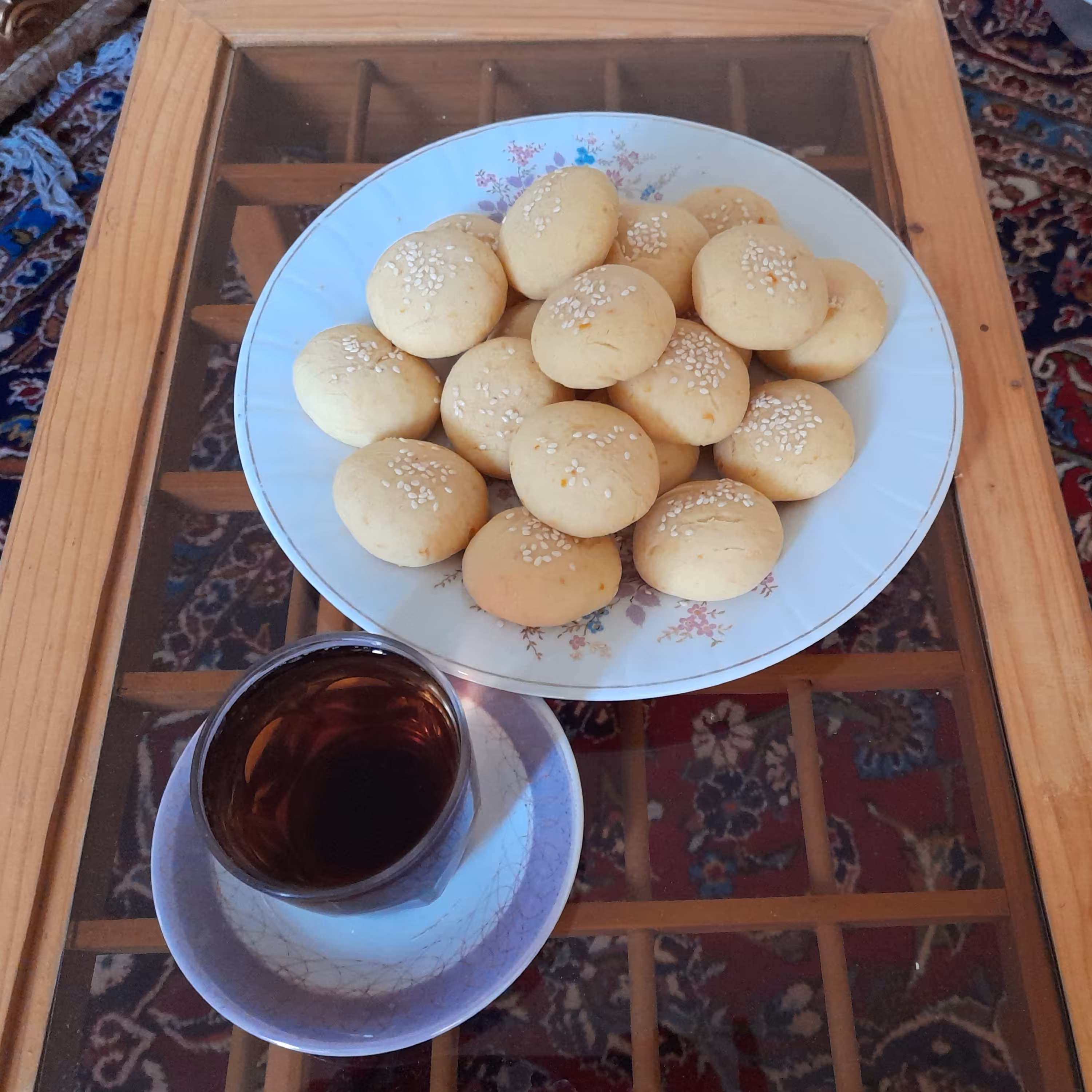 کلوچه پرتقالی باتزئین کنجد سفید سایز کوچک 30گرمی  به وزن خالص 720گرم تهیه شده توسط بنده صاحب غرفه خانه شیرینی 