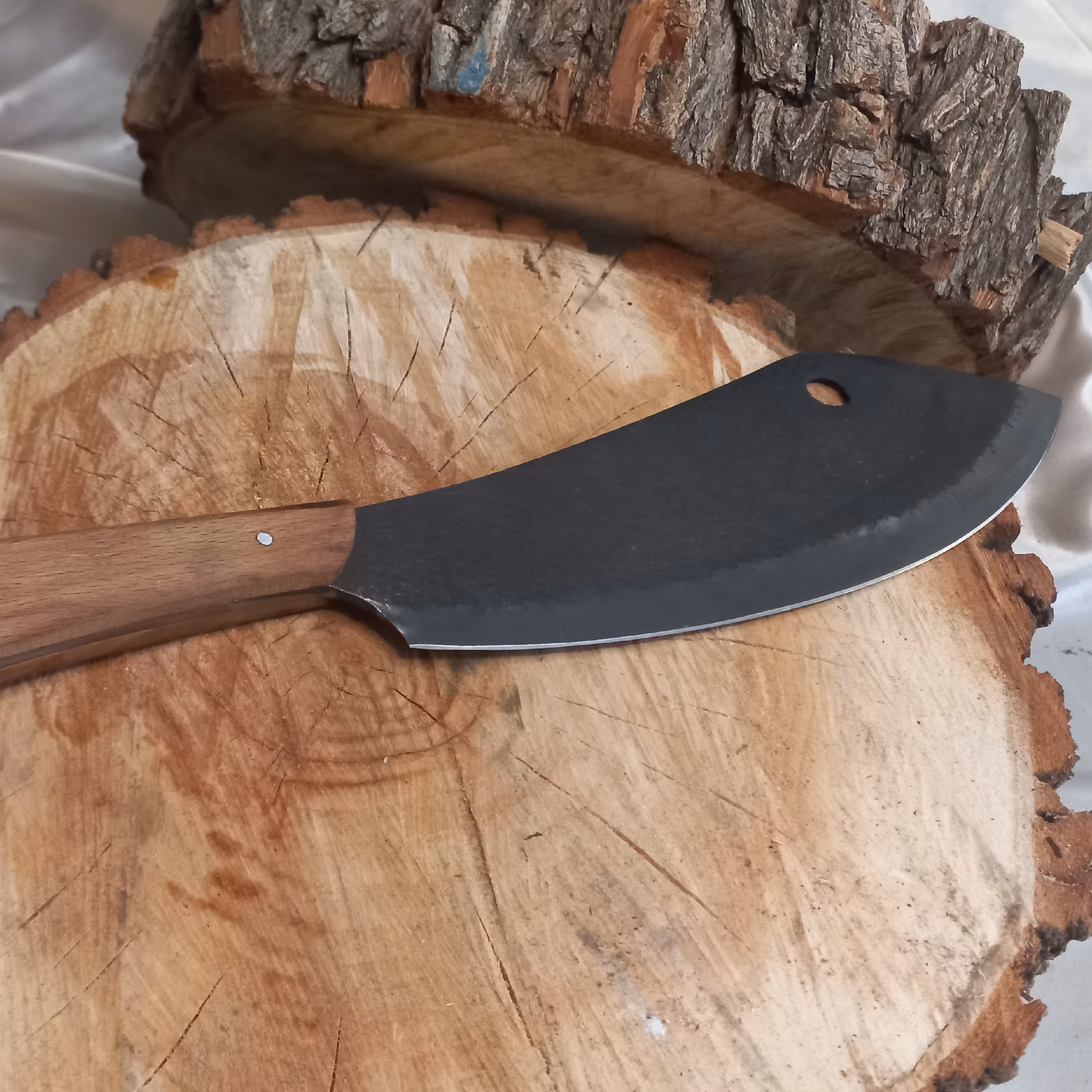 ساطور حلالی زنجان جنس تیغه فولاد ضد زنگ آهن بر جنس دسته چوب راش درجه یک مناسب خردکردن و بریدن گوشت و سبزیجات