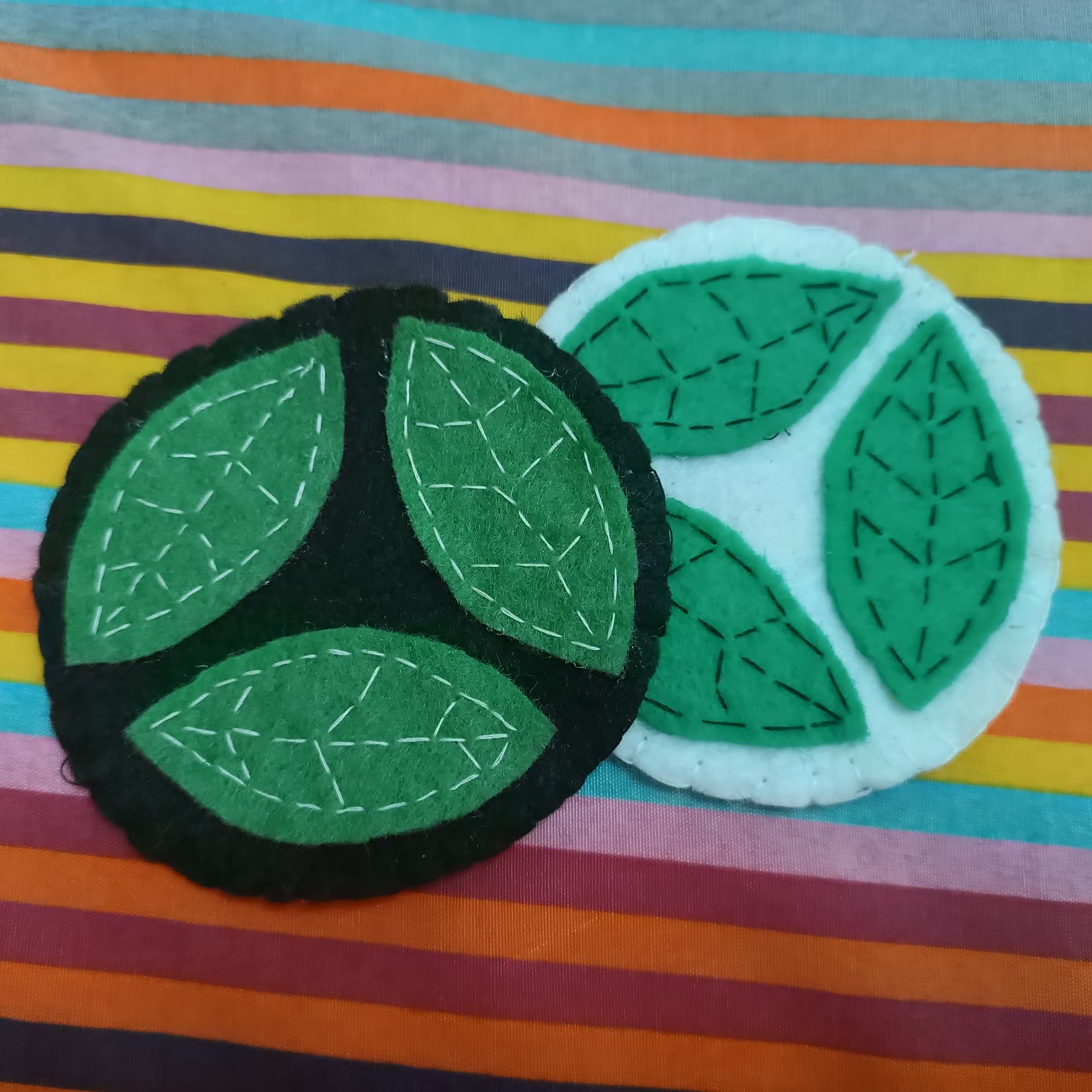 پک دو عددی زیر لیوانی نمدی طرح برگ سفید و سیاه خورشید