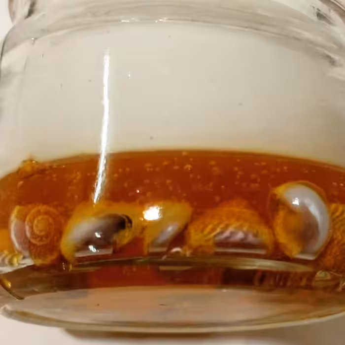 شمع دست ساز  ژله ایی شیشه ایی جار طرح اقیانوس سفید  نارنجی با وزن 323 گرم و طول 7 سانتی و قطر 7 سانتی با رایحه لاوندر