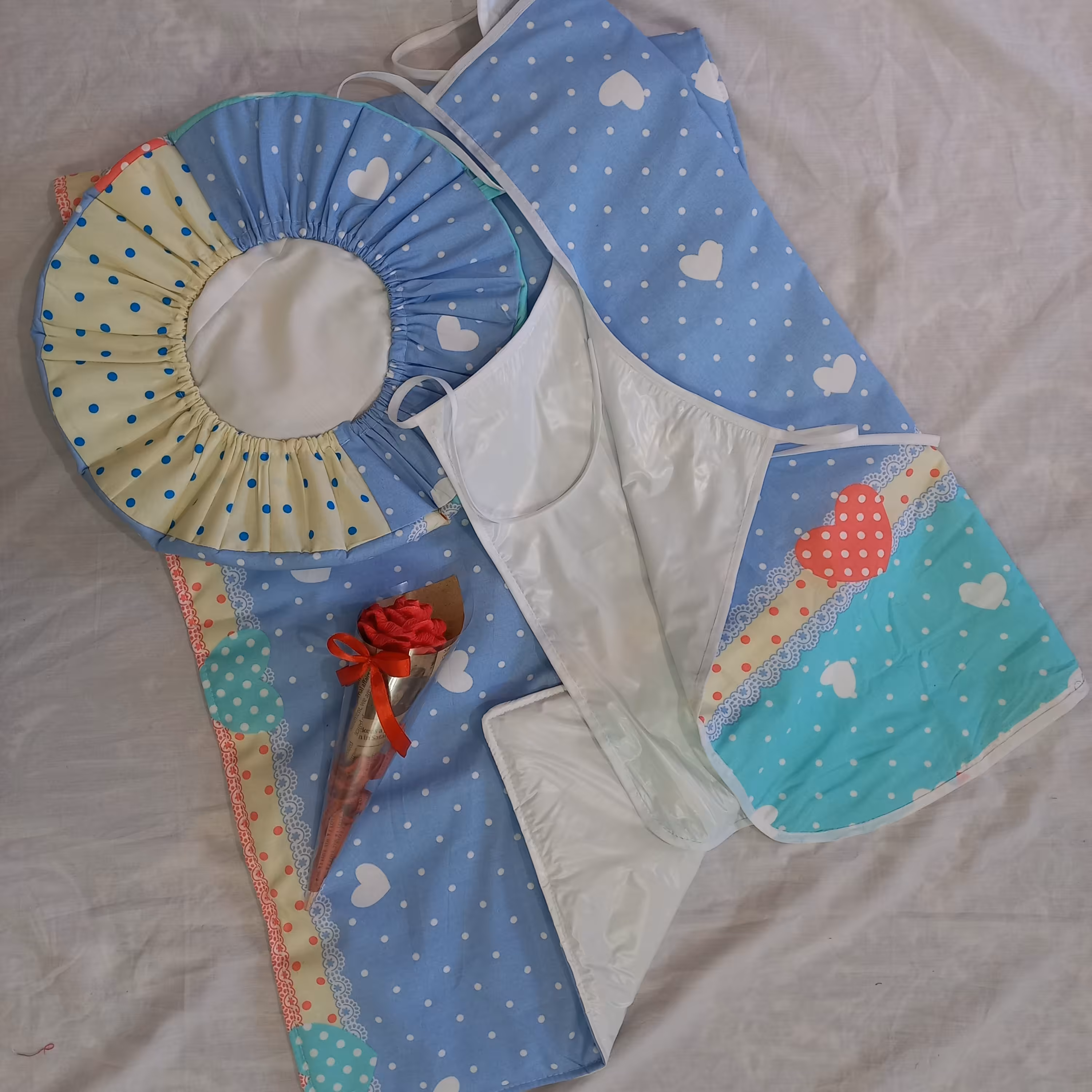 یک عدد نم گیر به همراه پیشبند و دم کنی سایز بزرگ با رنگی زیبا و خال خالی