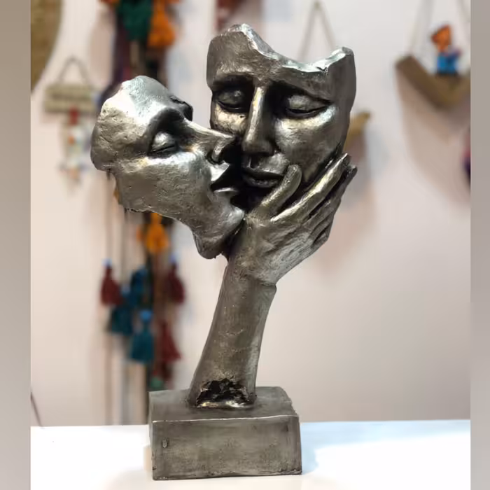 مجسمه رخ بوسه