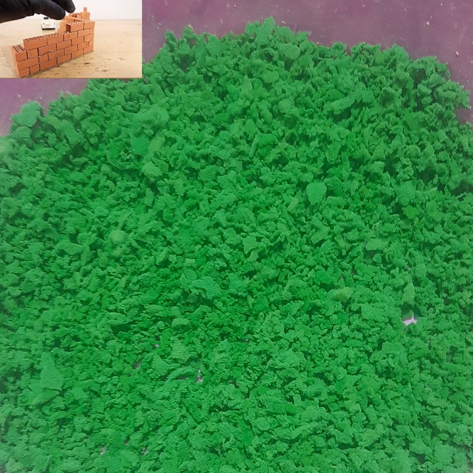 پودر چمن و درختت برای ساخت ماکت رنگ سبز پسته ای روشن  در پاکت هایی به اندازه طول 11سانت در عرض 11سانت 