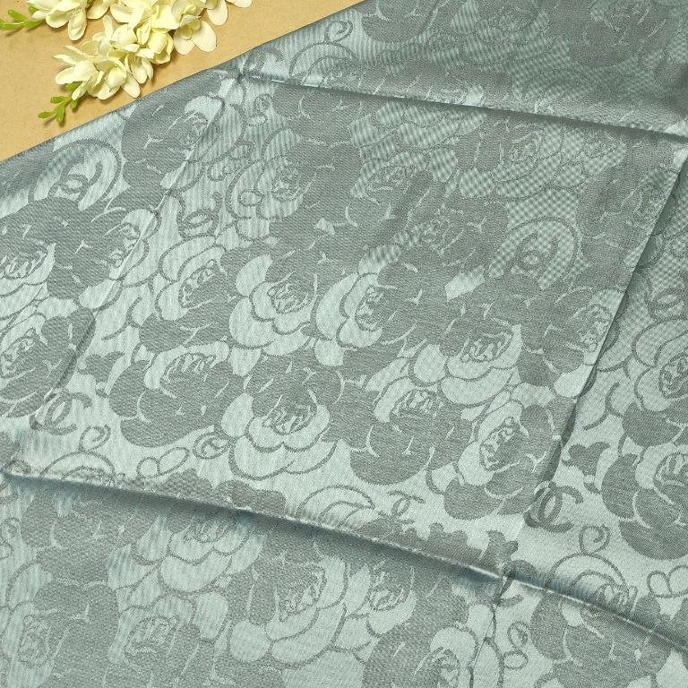 روسری ابریشم ژاکارد دو رو ریش ریش قواره بزرگ براق وارداتی طوسی زنانه و دخترانه
