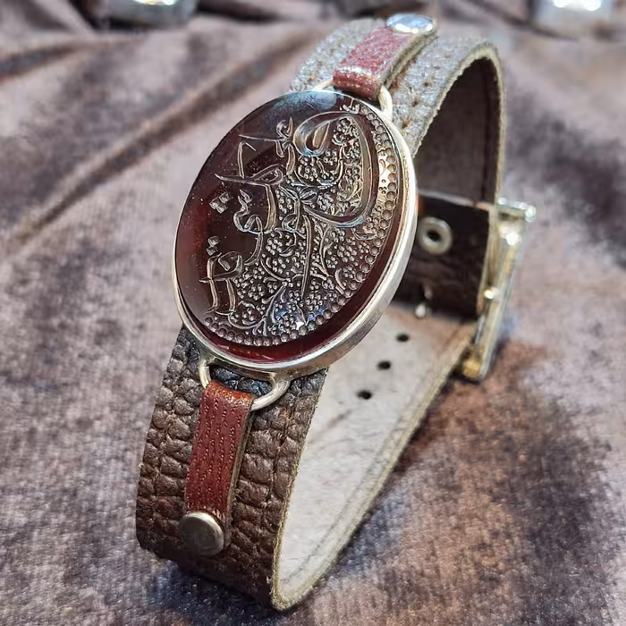 دستبند چرم با نگین عقیق سرخ حکاکی شده