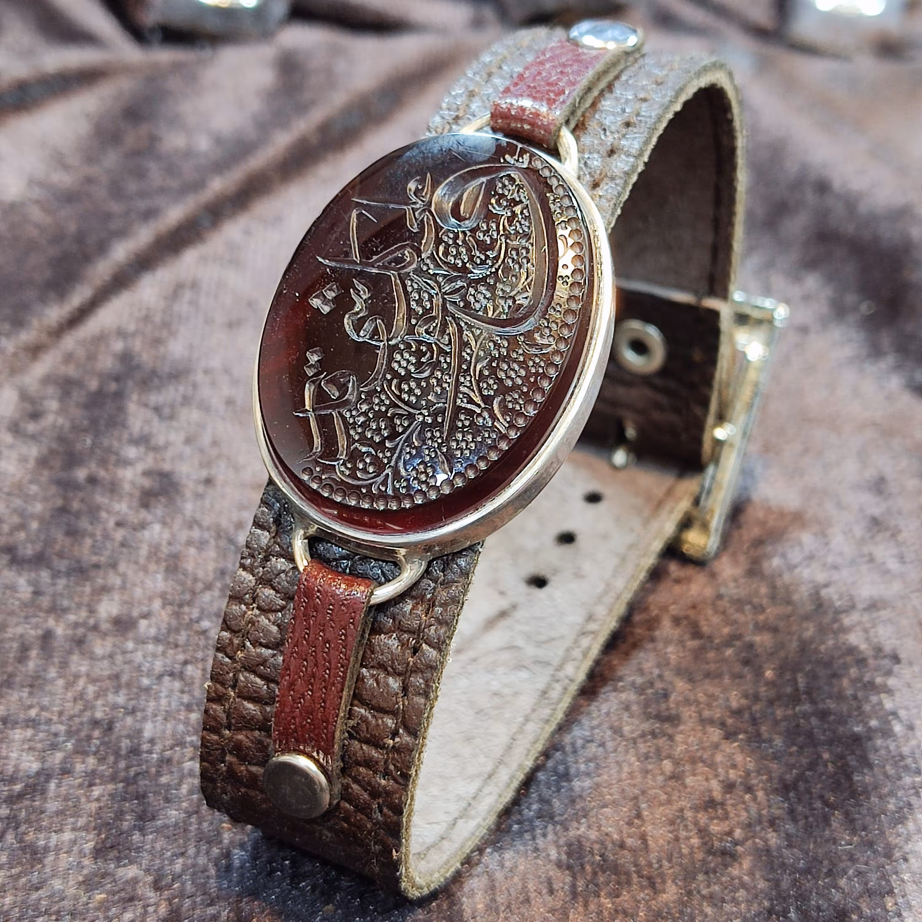 دستبند چرم با نگین عقیق سرخ حکاکی شده