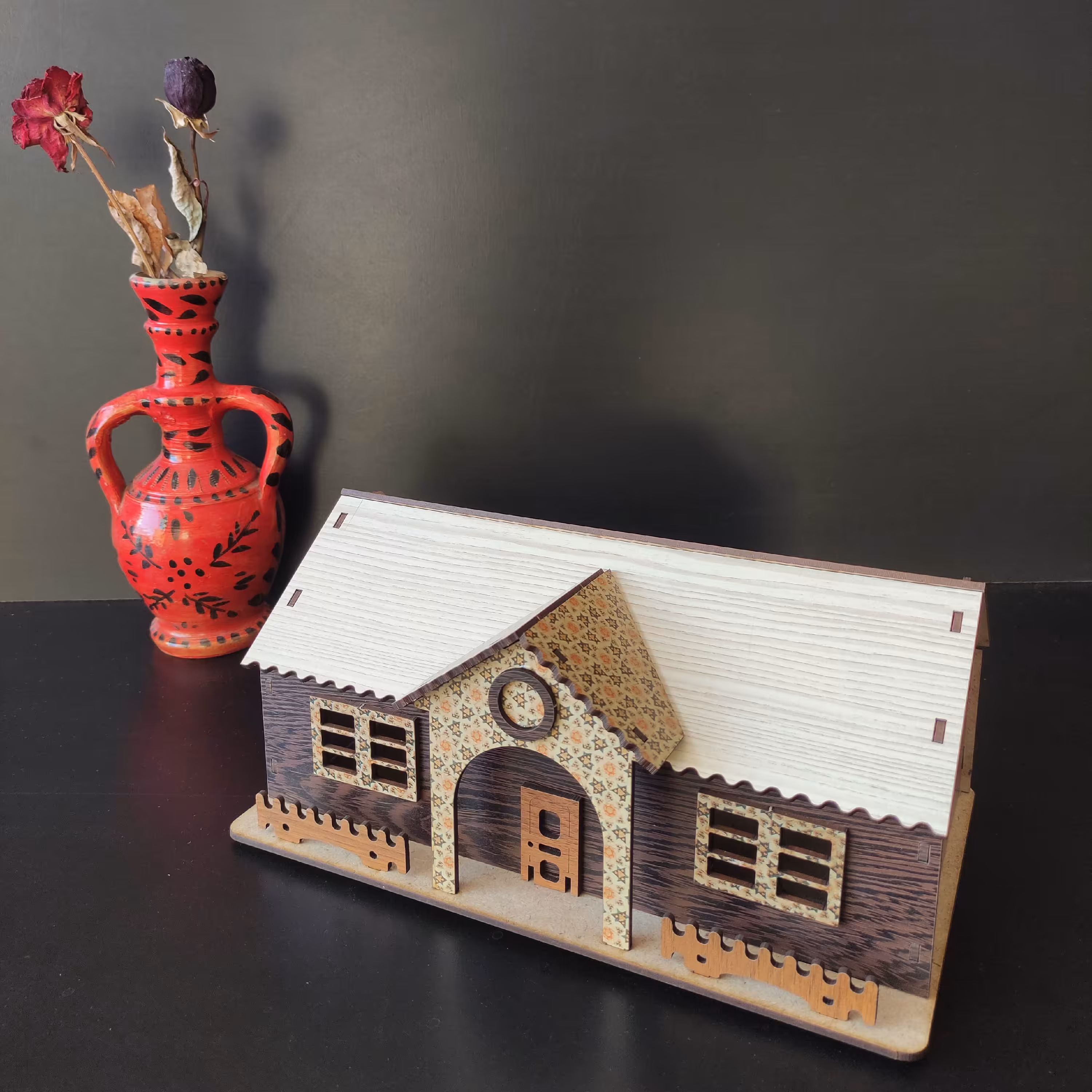 کلبه چوبی کلاسیک جعبه دستمال کاغذی کلبه ای طرح کلاسیک فانتزی (پس کرایه)