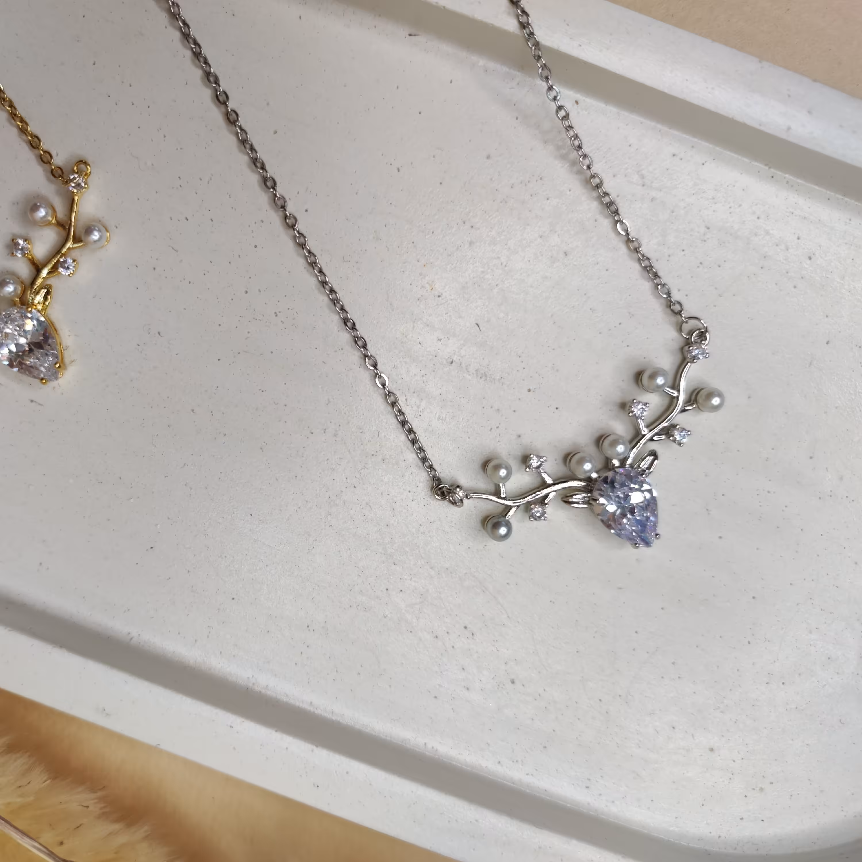 گردنبند شاخ گوزن مرواریدی در دو رنگ طلایی و نقره ای 