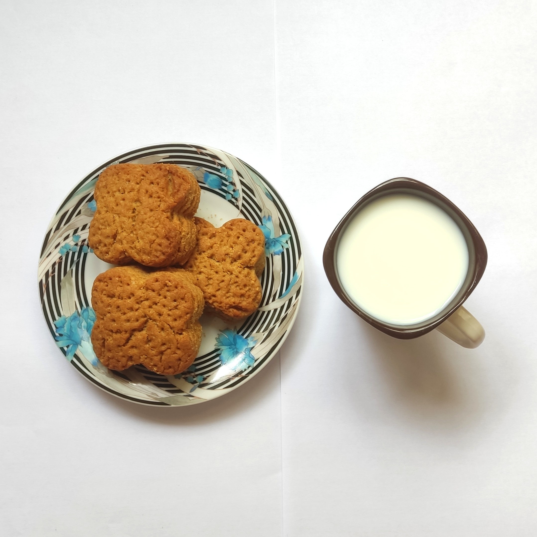 کلوچه زنجبیلی سنتی با شیره انگور (بسته 10 عددی)