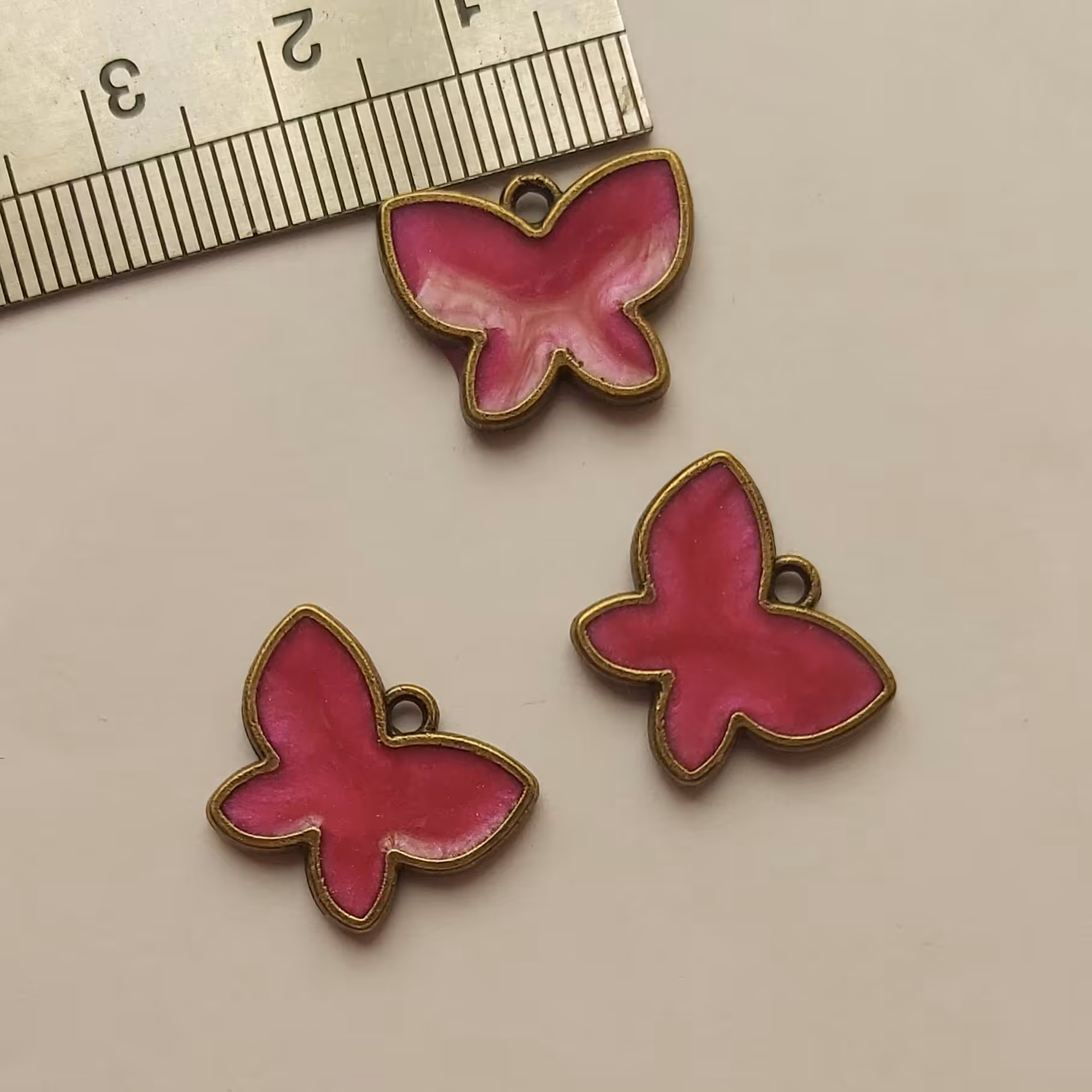 یک عددآویز پروانه صورتی